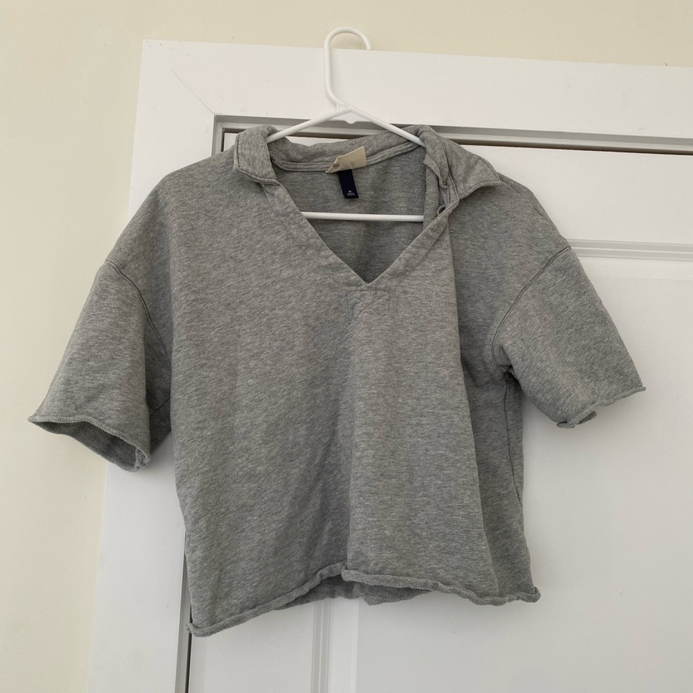 Size M universal thread cropped gray collared shirt